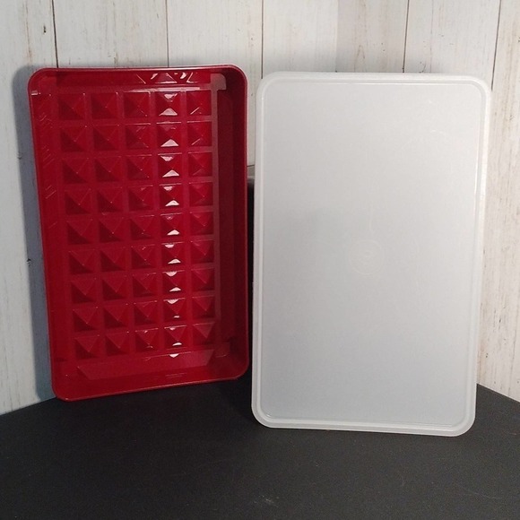 Tupperware Hot Dog Keeper #1292 Red with seal #1293  vintage (C8) - Picture 1 of 7